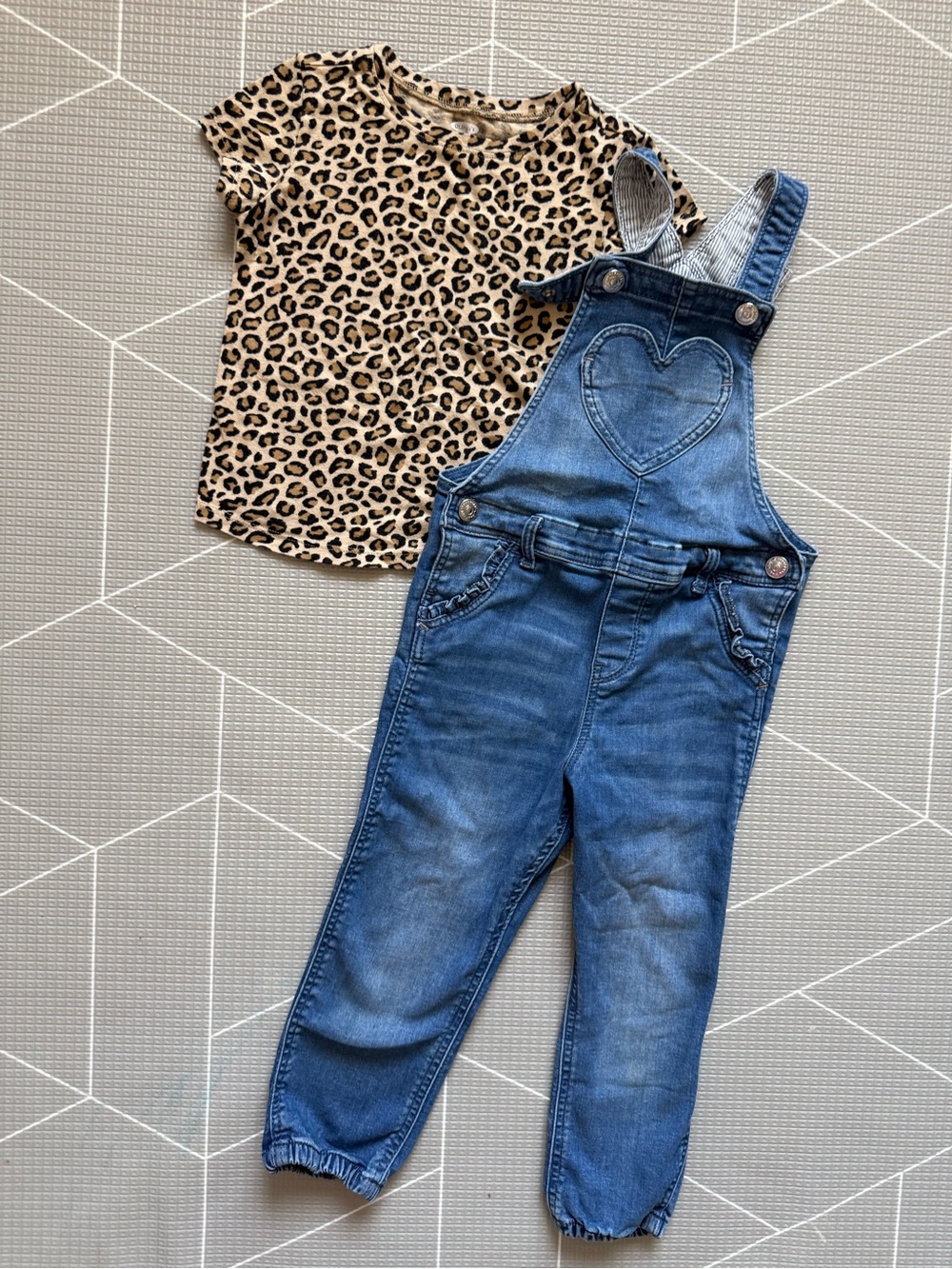 H&M|Baby girl/toddler boho set,Blue Denim Heart Pocket Overalls & leopard tee•3T